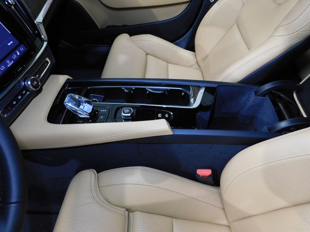 Used 2026 Volvo V90 B6 Cross Country Ultra image 36