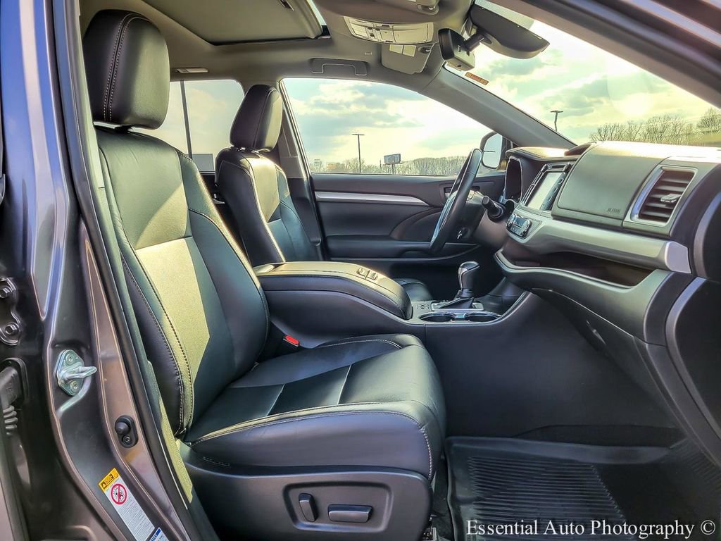 Used 2019 Toyota Highlander XLE AWD/4WD image 36