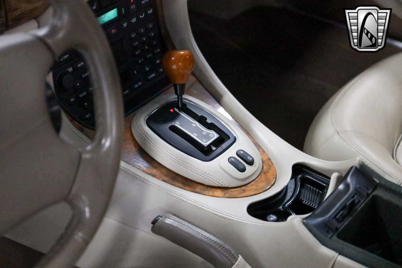 Used 2001 Jaguar XJ8 image 23
