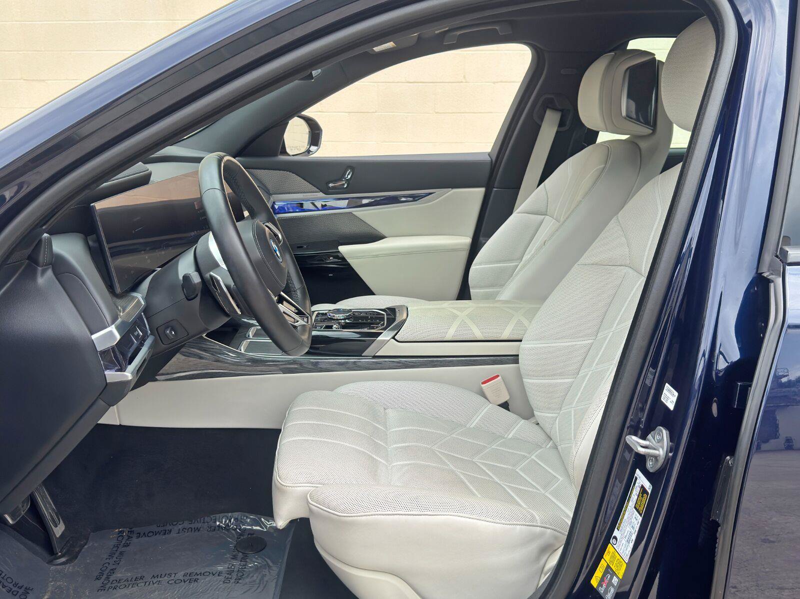 Used 2023 BMW i7 xDrive60 AWD/4WD image 16