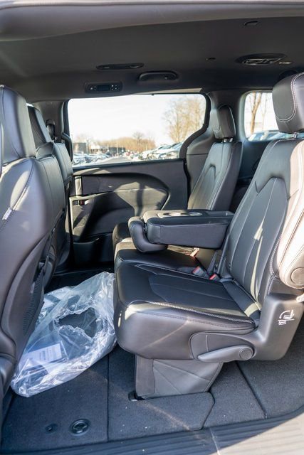 New 2026 Chrysler Pacifica Select image 10