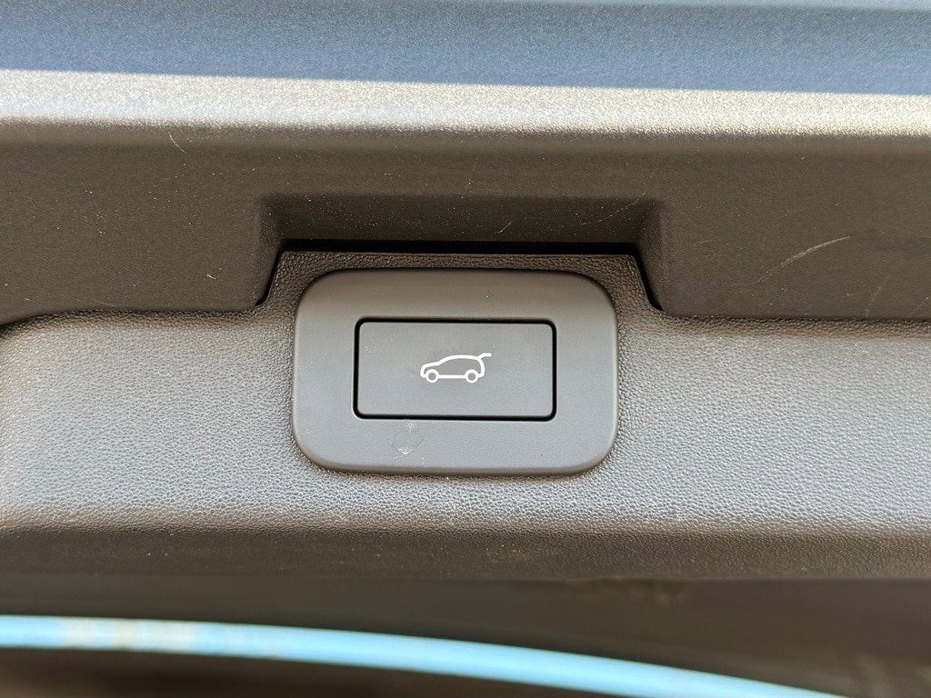 Certified 2025 Land Rover Discovery Dynamic SE image 40