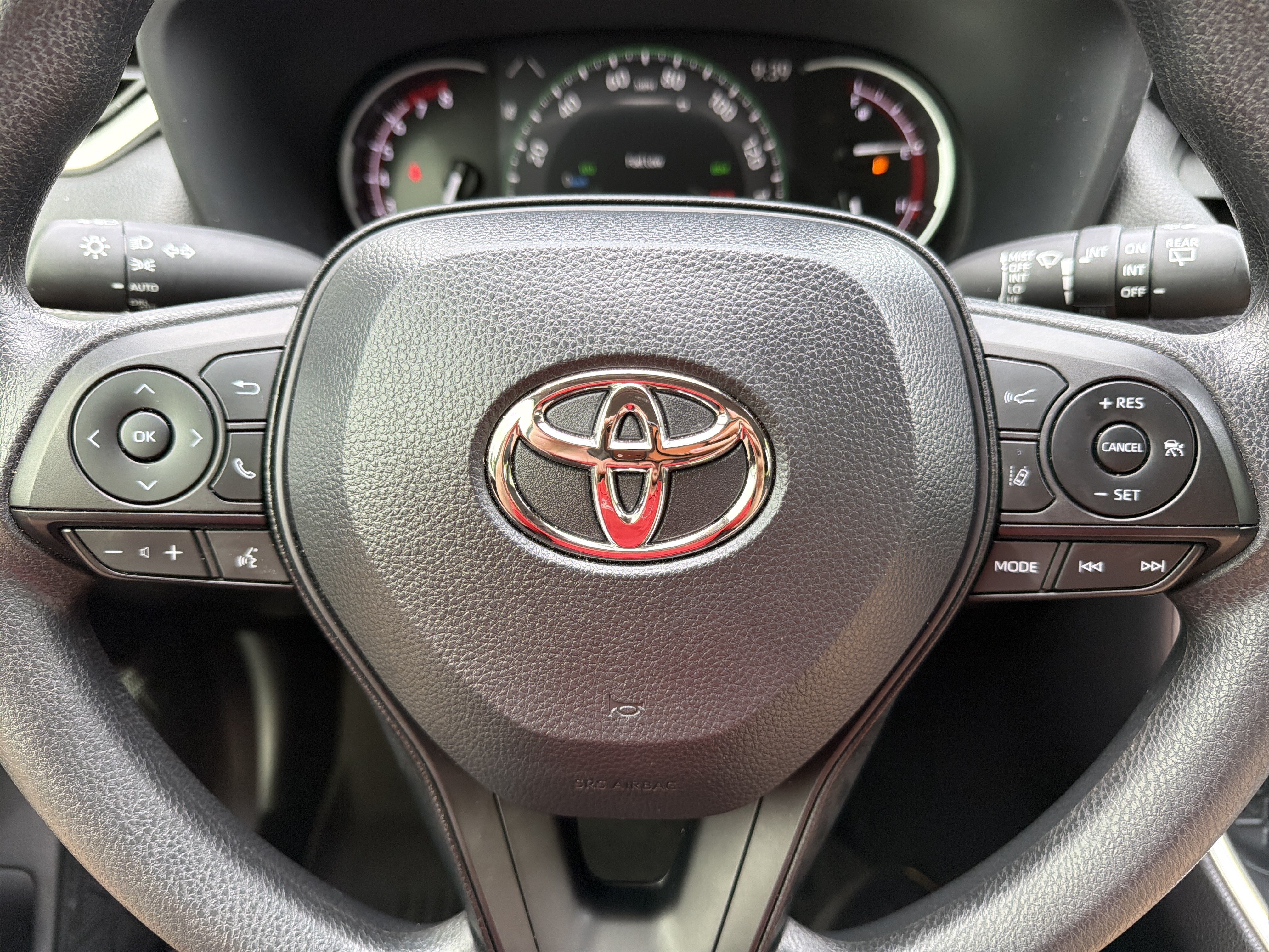Used 2025 Toyota RAV4 XLE FWD image 12