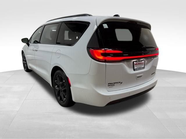 Used 2025 Chrysler Pacifica Limited image 12