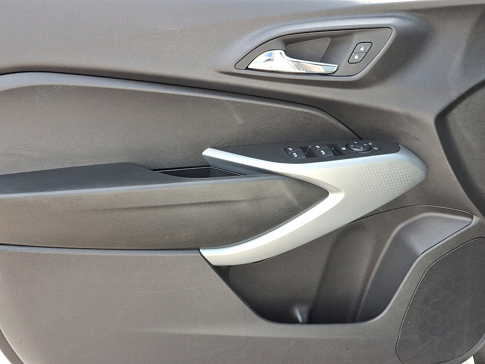 Used 2025 Chevrolet Trax LS image 13