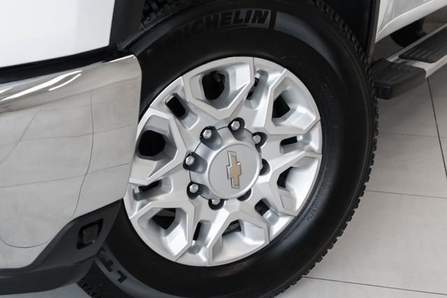 Used 2025 Chevrolet Silverado 2500 LT image 2
