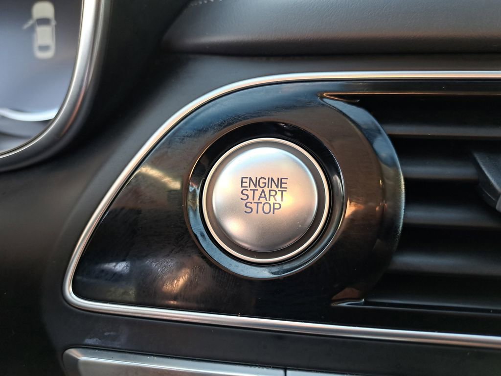 Used 2023 Genesis G70 2.0T image 28