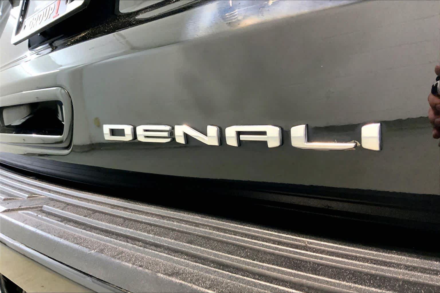 Used 2022 GMC Yukon XL Denali AWD/4WD image 9