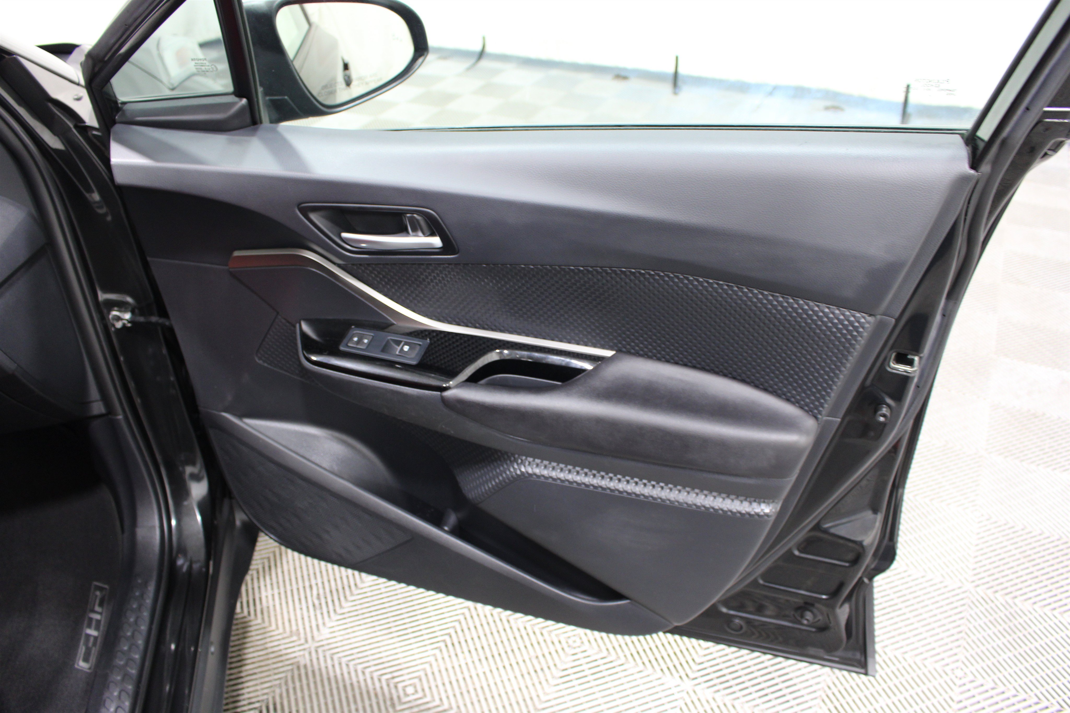 Used 2019 Toyota C-HR XLE FWD image 26
