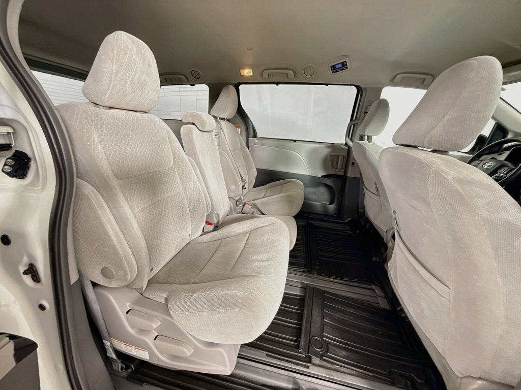 Certified 2018 Toyota Sienna LE FWD image 29