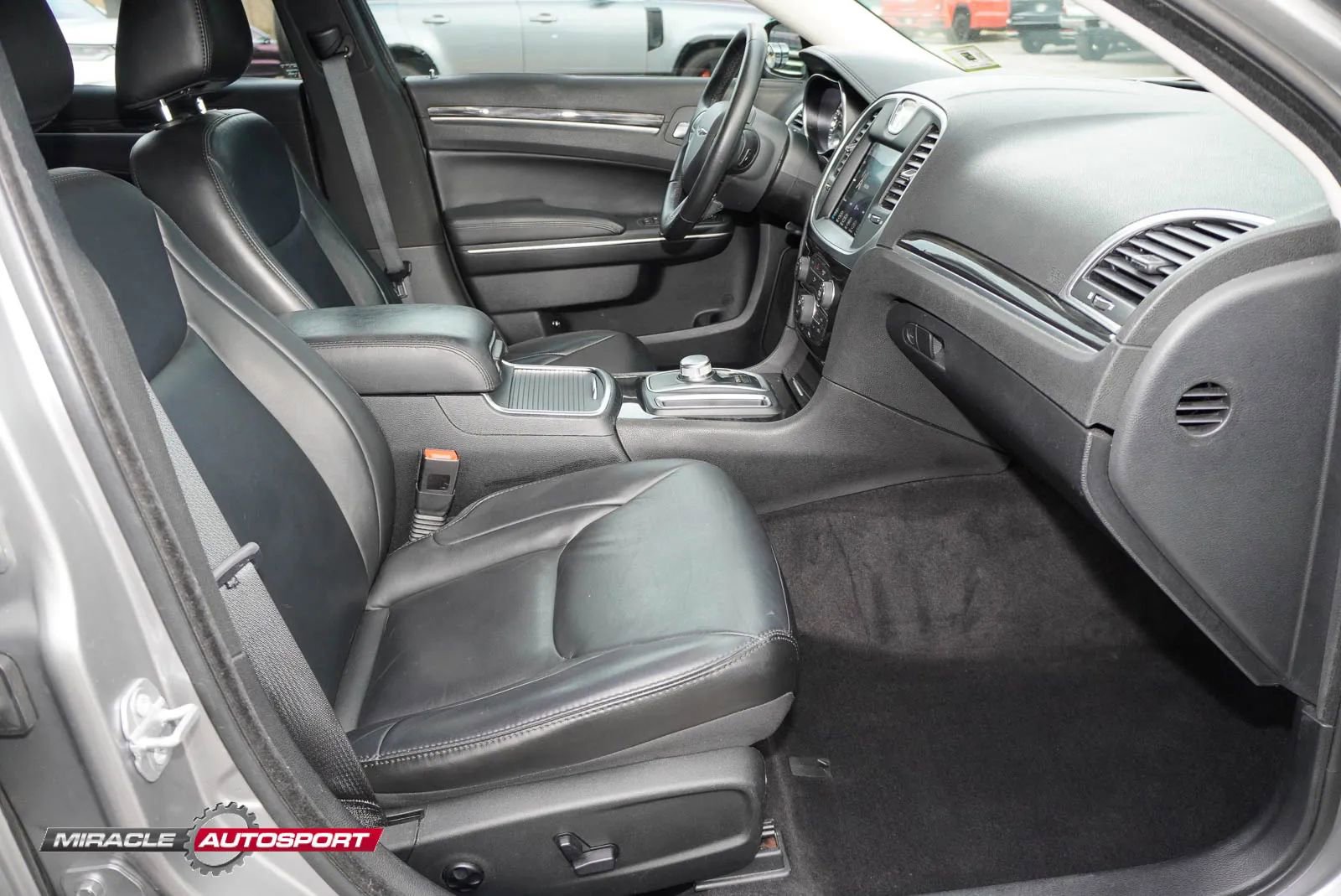 Used 2017 Chrysler 300 Limited w/ Driver Convenience Group RWD image 26