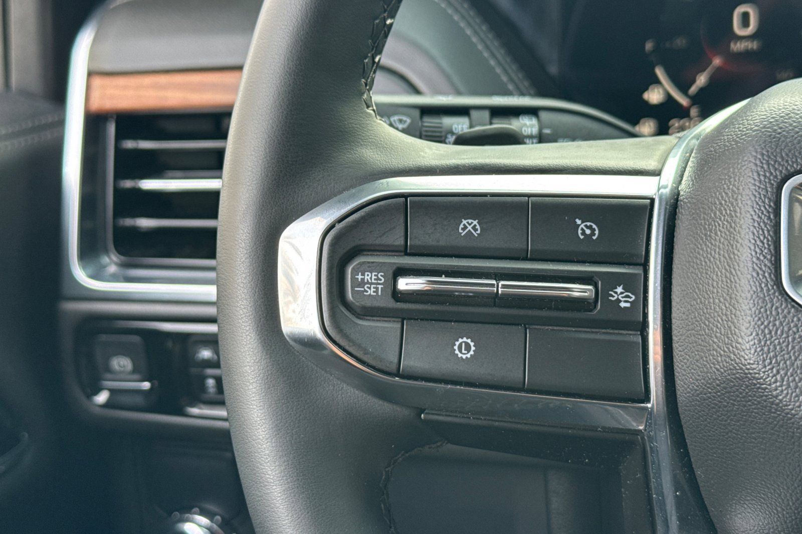 Used 2025 GMC Yukon Denali image 34