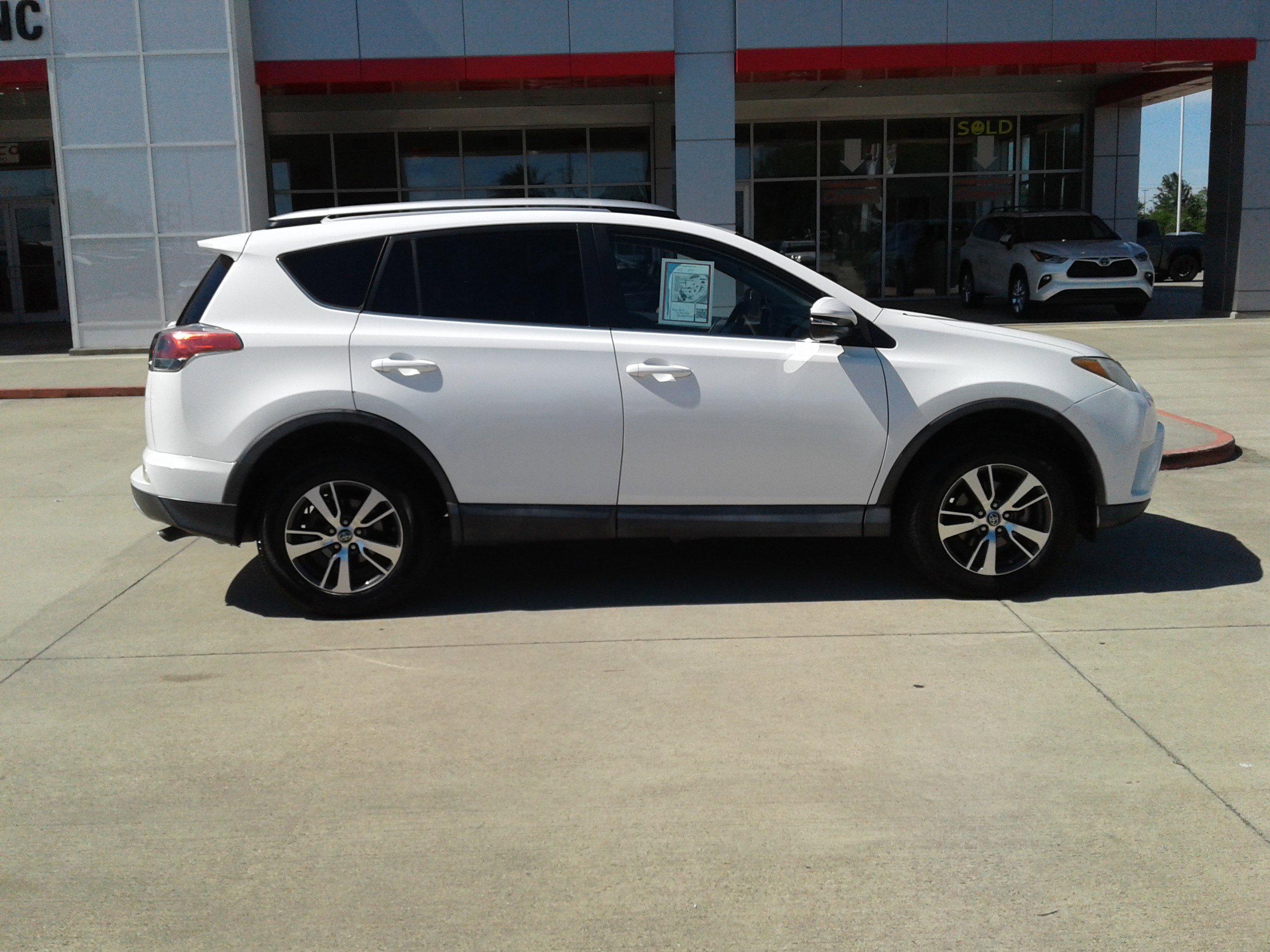 Used 2016 Toyota RAV4 XLE image 8