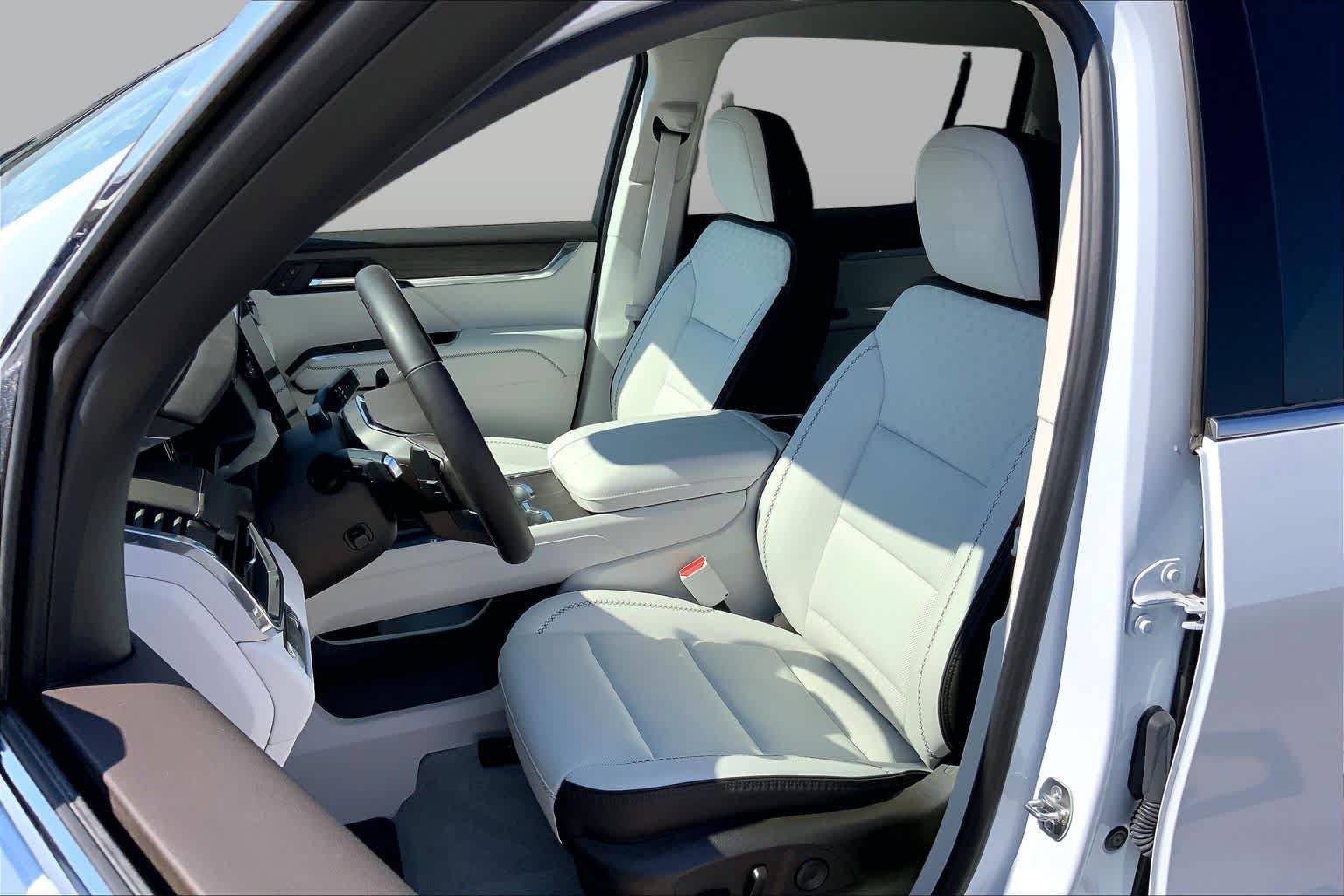 Used 2026 GMC Acadia Denali w/ Super Cruise Package FWD image 8