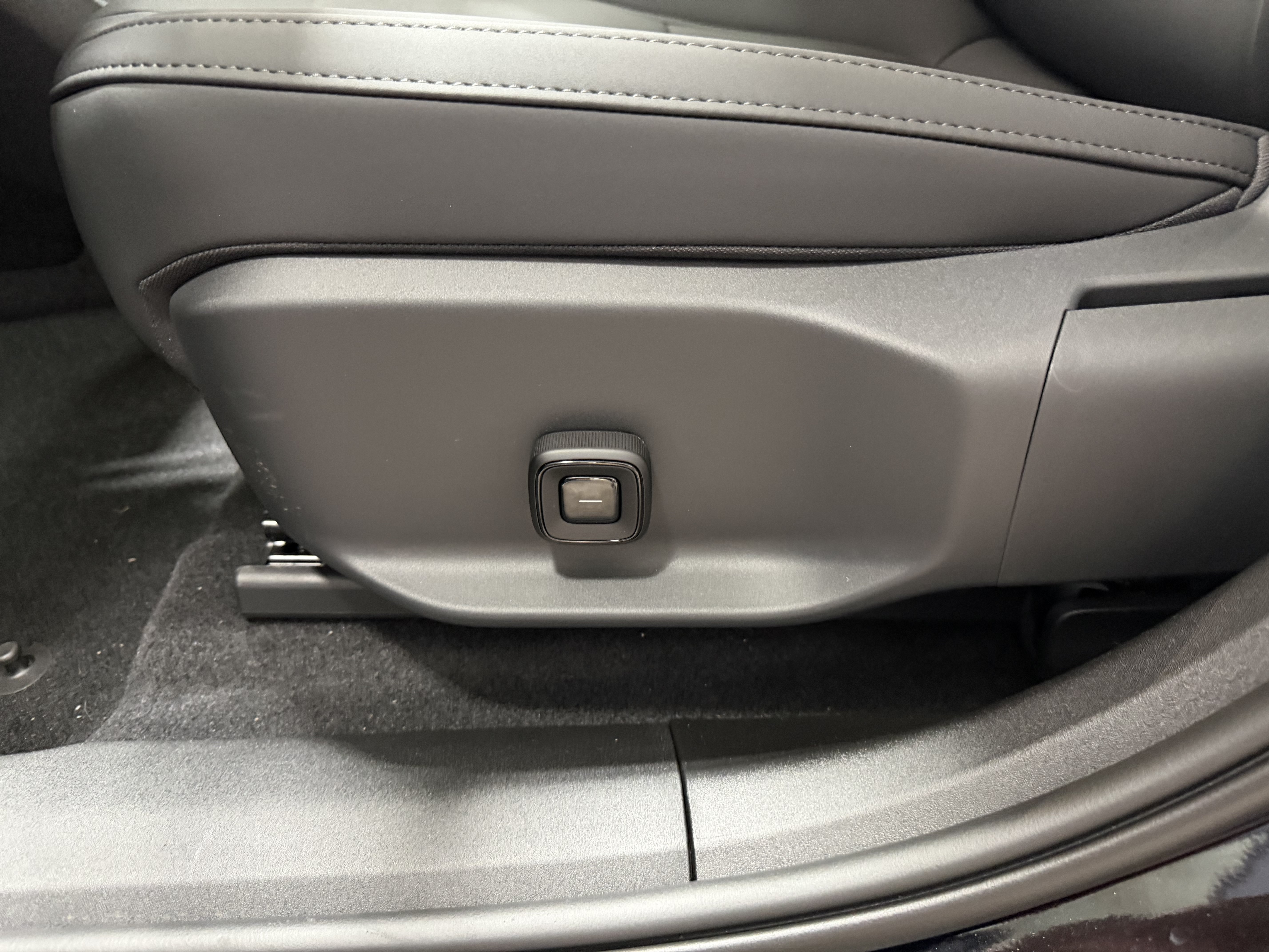 New 2026 Volvo EX30 Plus w/ Protection Package Premier AWD/4WD image 13