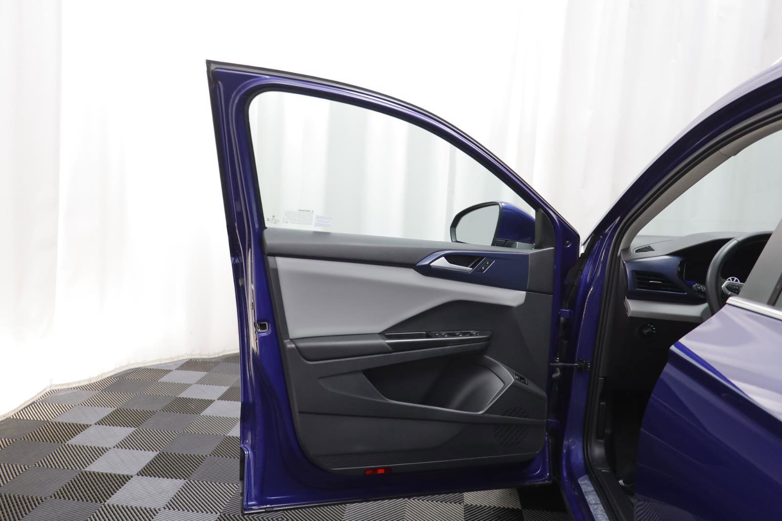 Used 2023 Volkswagen Taos SE image 4