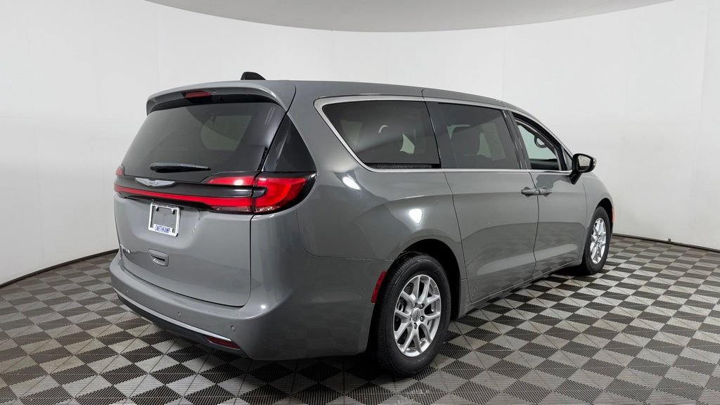 Used 2023 Chrysler Pacifica Touring-L FWD image 8