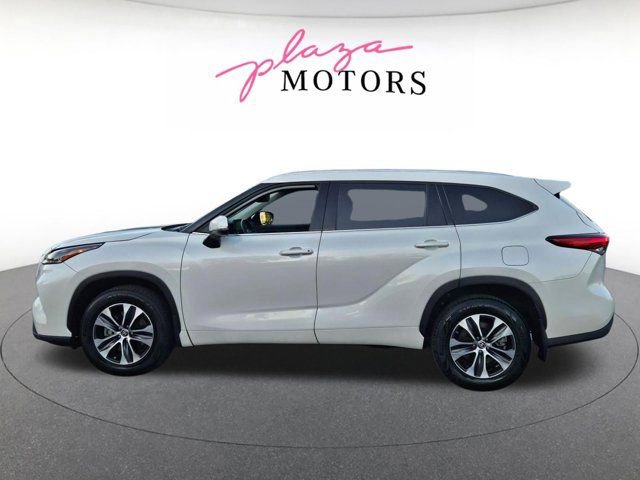 Used 2021 Toyota Highlander XLE AWD/4WD image 8