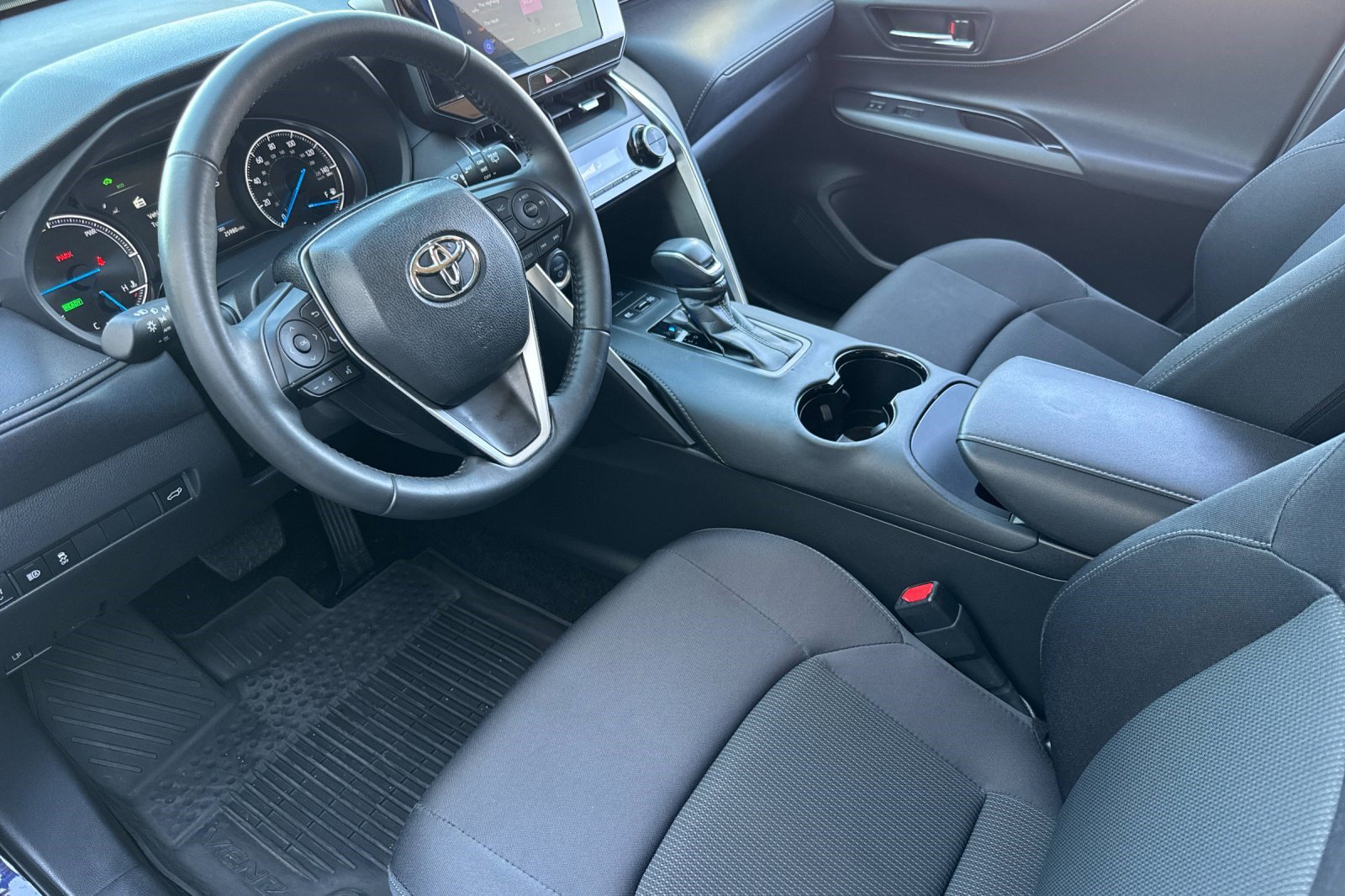 Used 2024 Toyota Venza LE AWD/4WD image 4