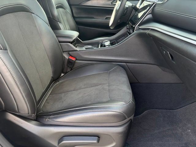 Used 2025 Jeep Grand Cherokee Altitude AWD/4WD image 19