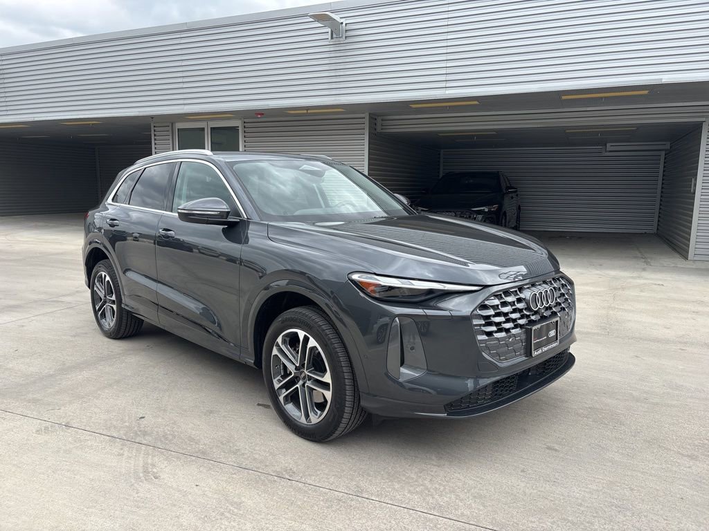 Used 2025 Audi Q5 Premium w/ Convenience Package image 3