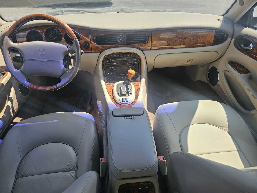 Used 2003 Jaguar XJ8 L image 21