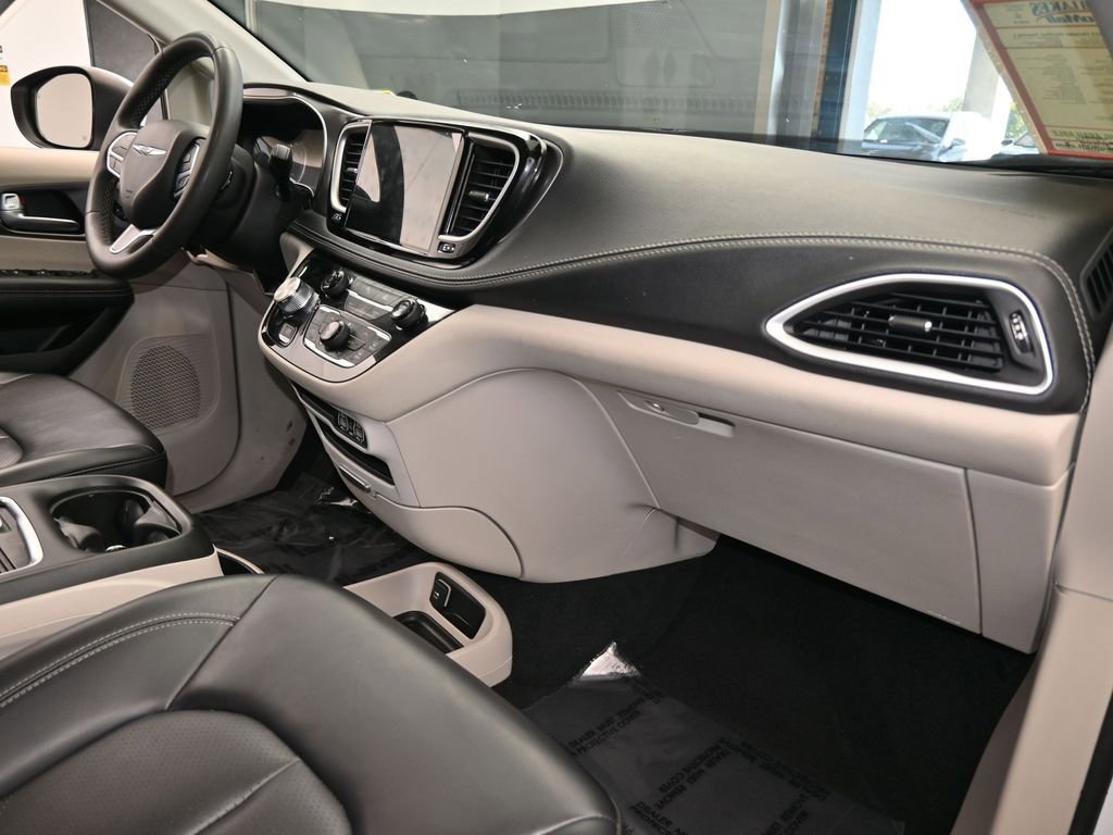 Used 2023 Chrysler Pacifica Touring-L image 47