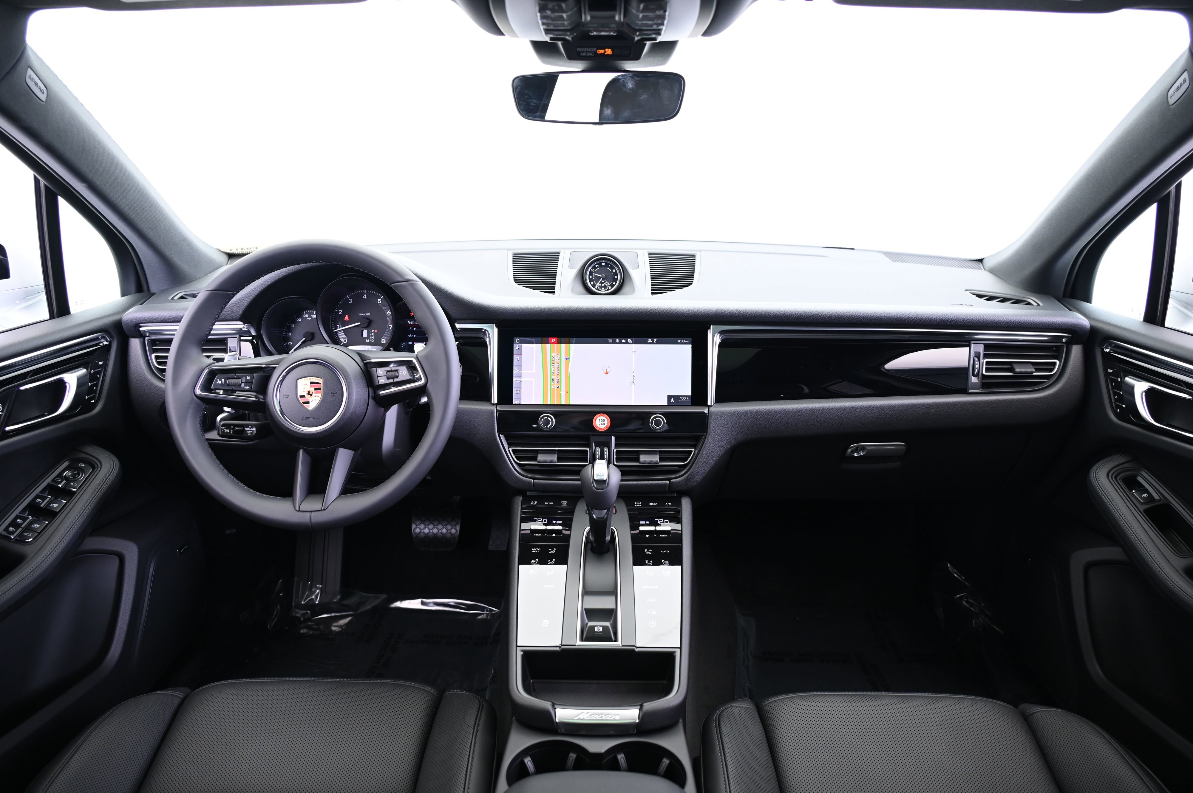 Certified 2025 Porsche Macan image 40