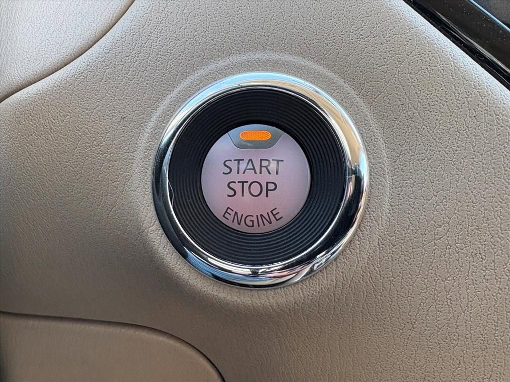 Used 2020 Nissan Pathfinder SV image 12