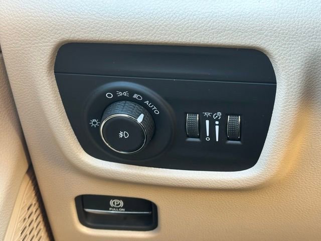 Used 2024 Jeep Grand Cherokee Limited image 17