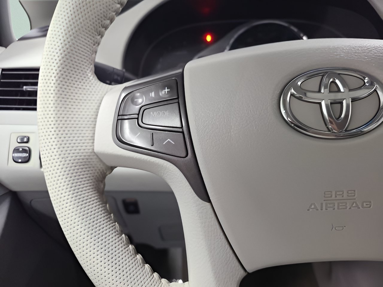 Used 2014 Toyota Sienna XLE w/ Entertainment Package FWD image 28