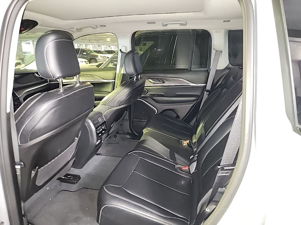 Used 2023 Jeep Grand Cherokee 4WD 4xe image 3