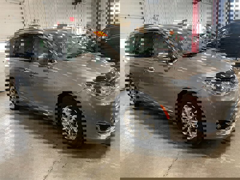 Used 2018 Chrysler Pacifica Touring-L image 5