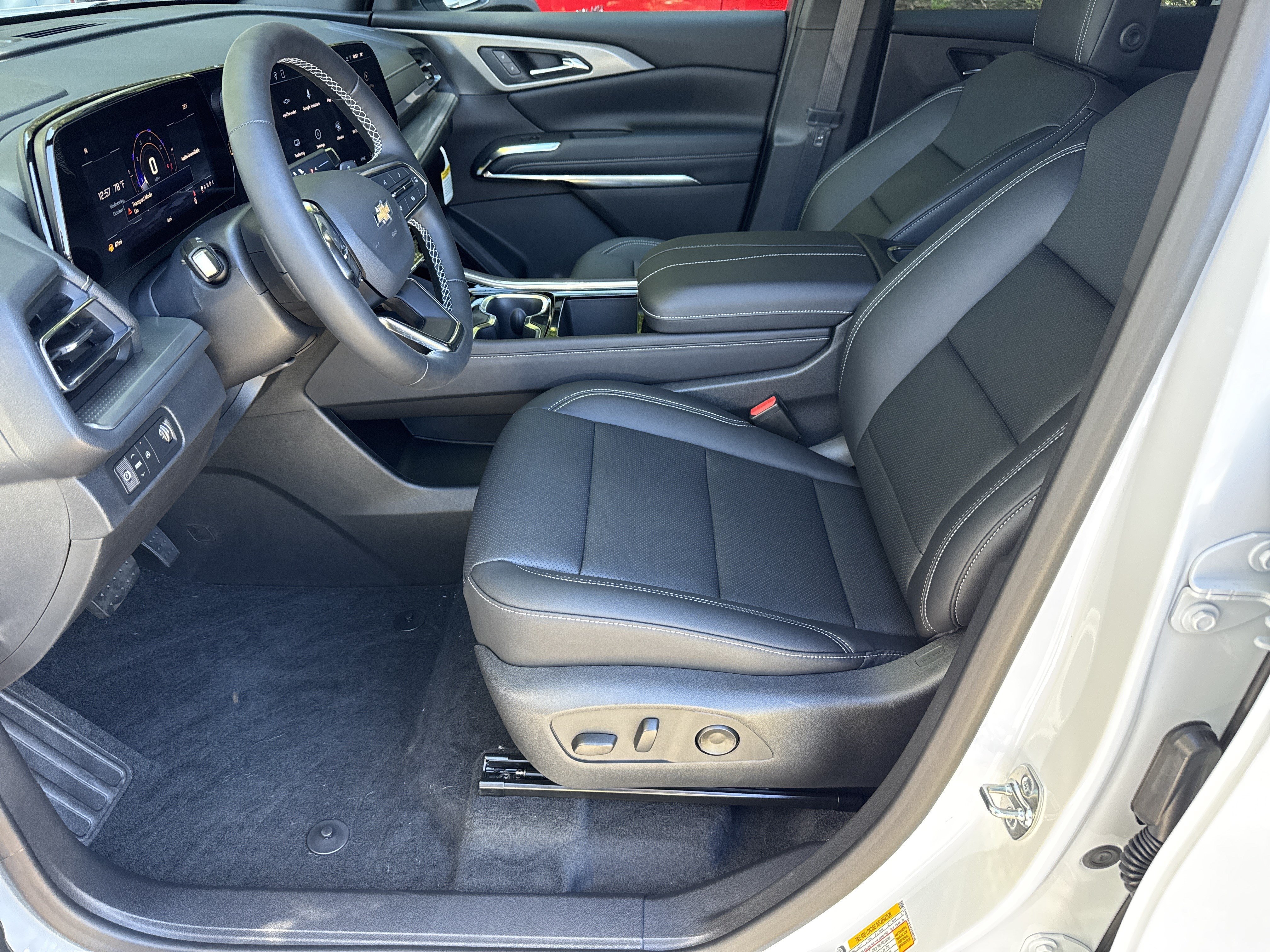 New 2027 Chevrolet Traverse LT w/ LPO, Floor Liner Package FWD image 9