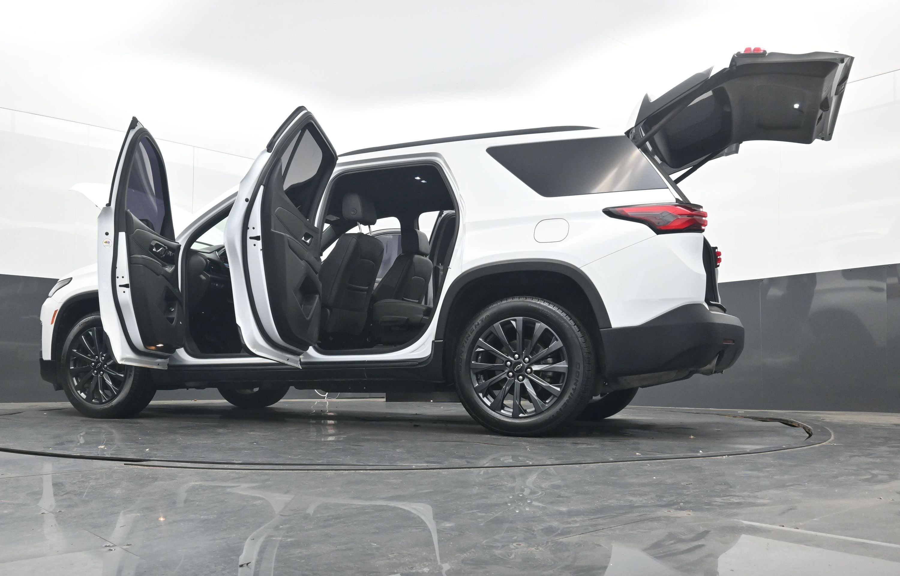 Used 2023 Chevrolet Traverse RS image 44