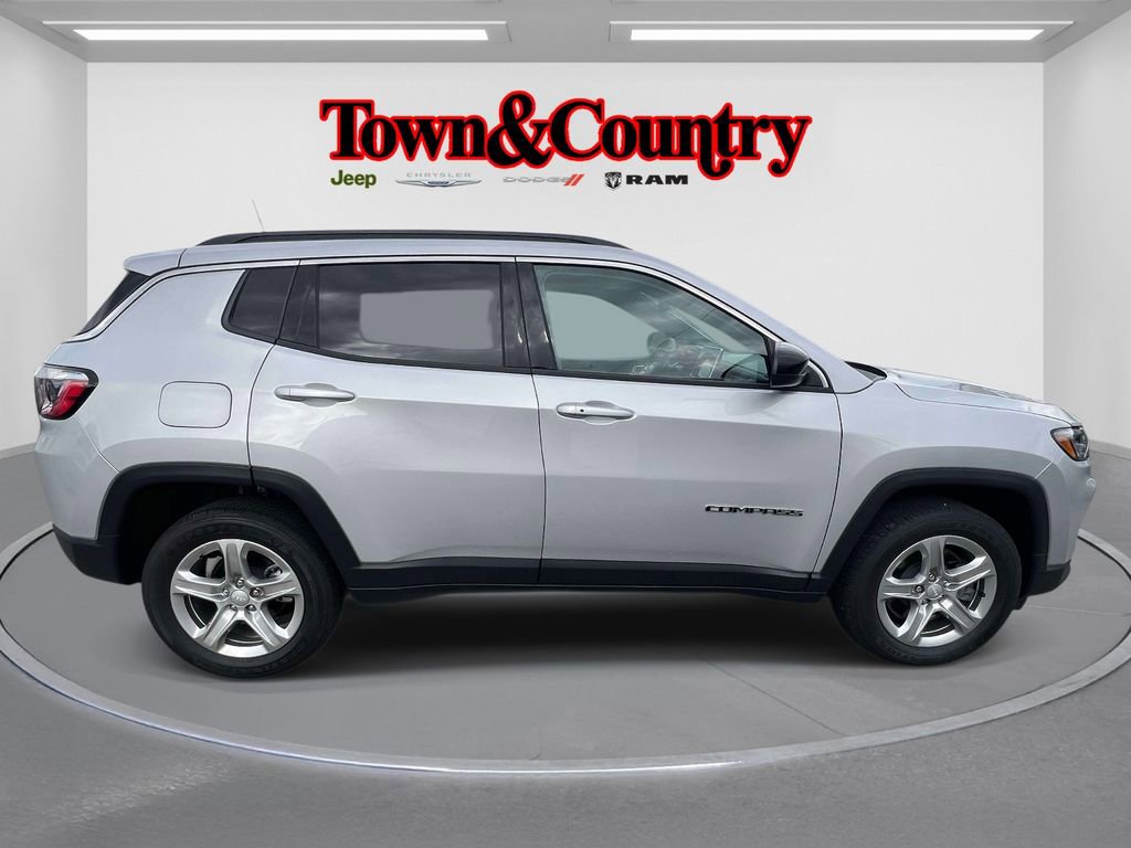 Used 2024 Jeep Compass Latitude AWD/4WD image 5