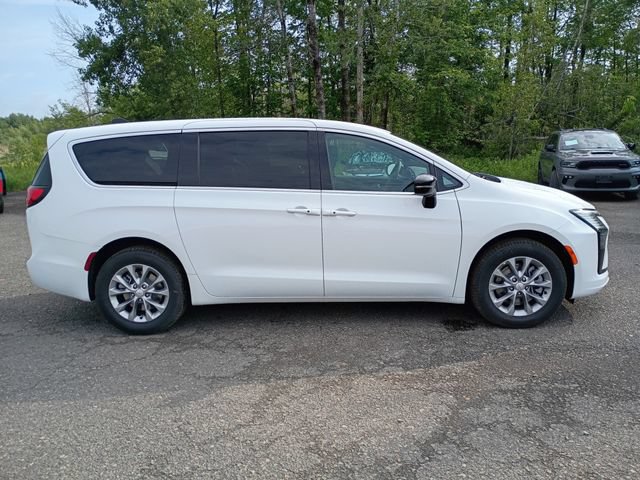 Used 2027 Chrysler Pacifica Select w/ Family Tech Group AWD/4WD image 4
