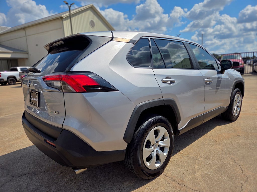 Used 2022 Toyota RAV4 LE FWD image 5