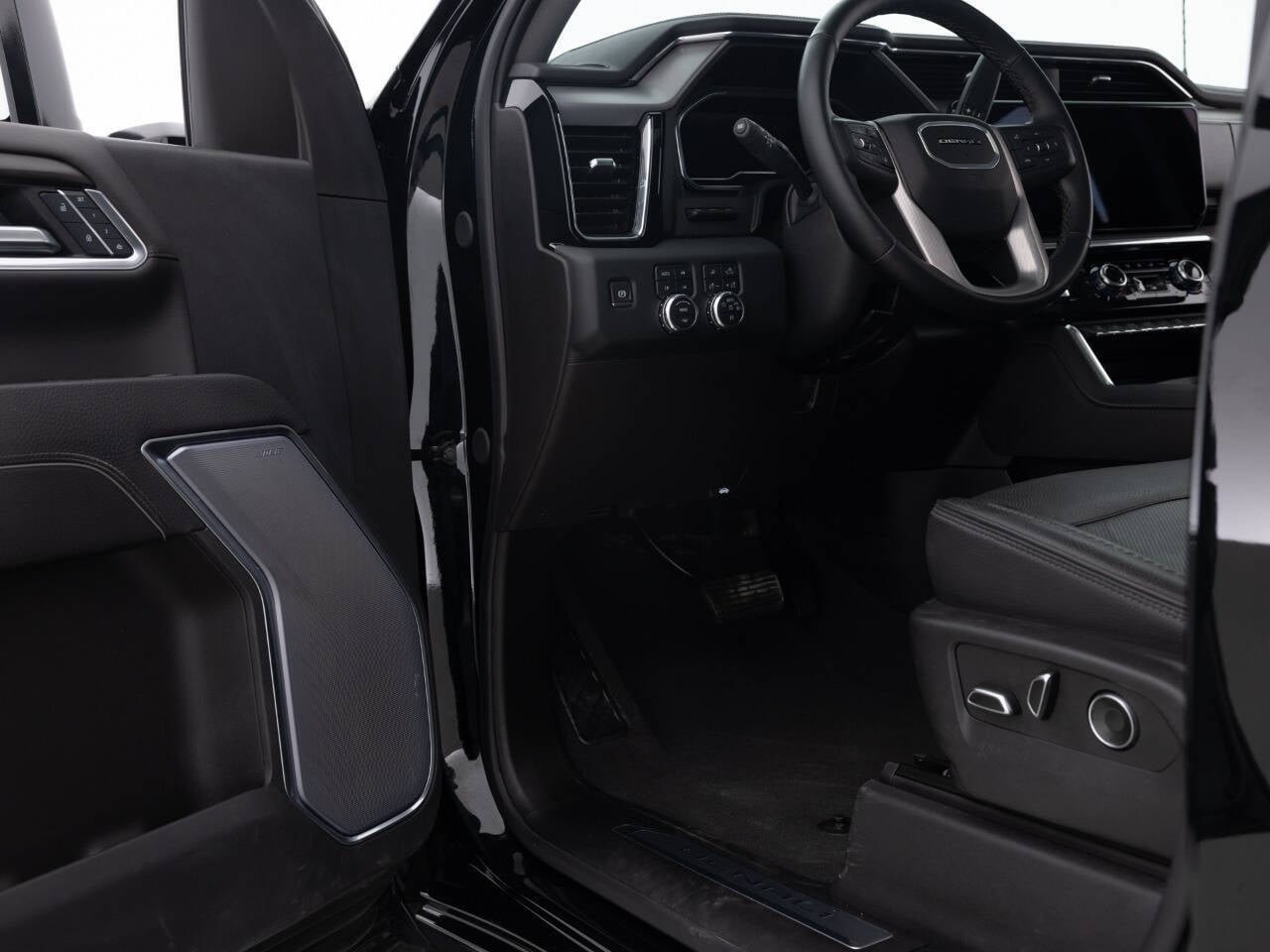 Used 2025 GMC Sierra 2500 Denali w/ Denali Reserve Package AWD/4WD image 26