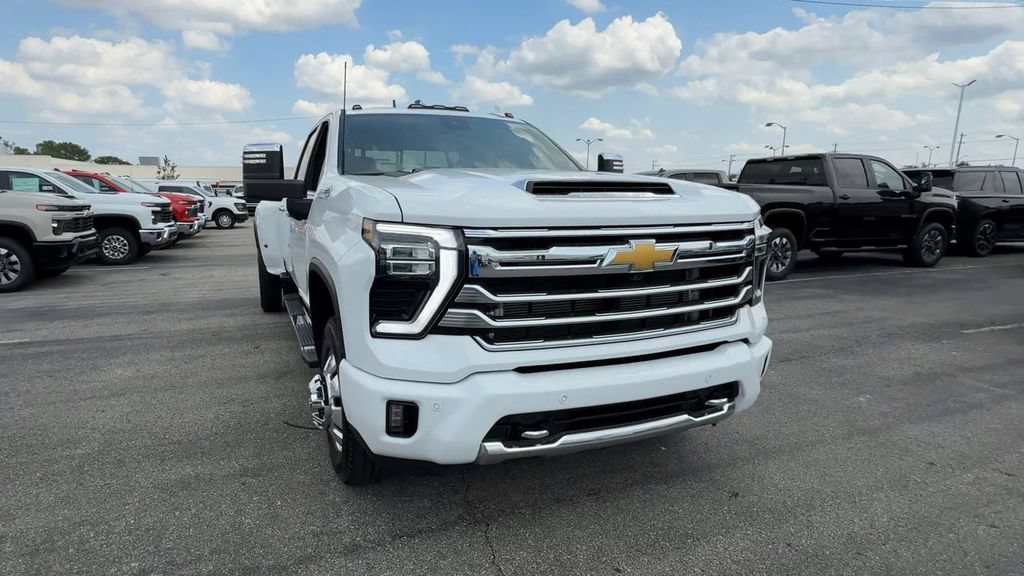 Used 2025 Chevrolet Silverado 3500 High Country w/ High Country Premium Package AWD/4WD image 3