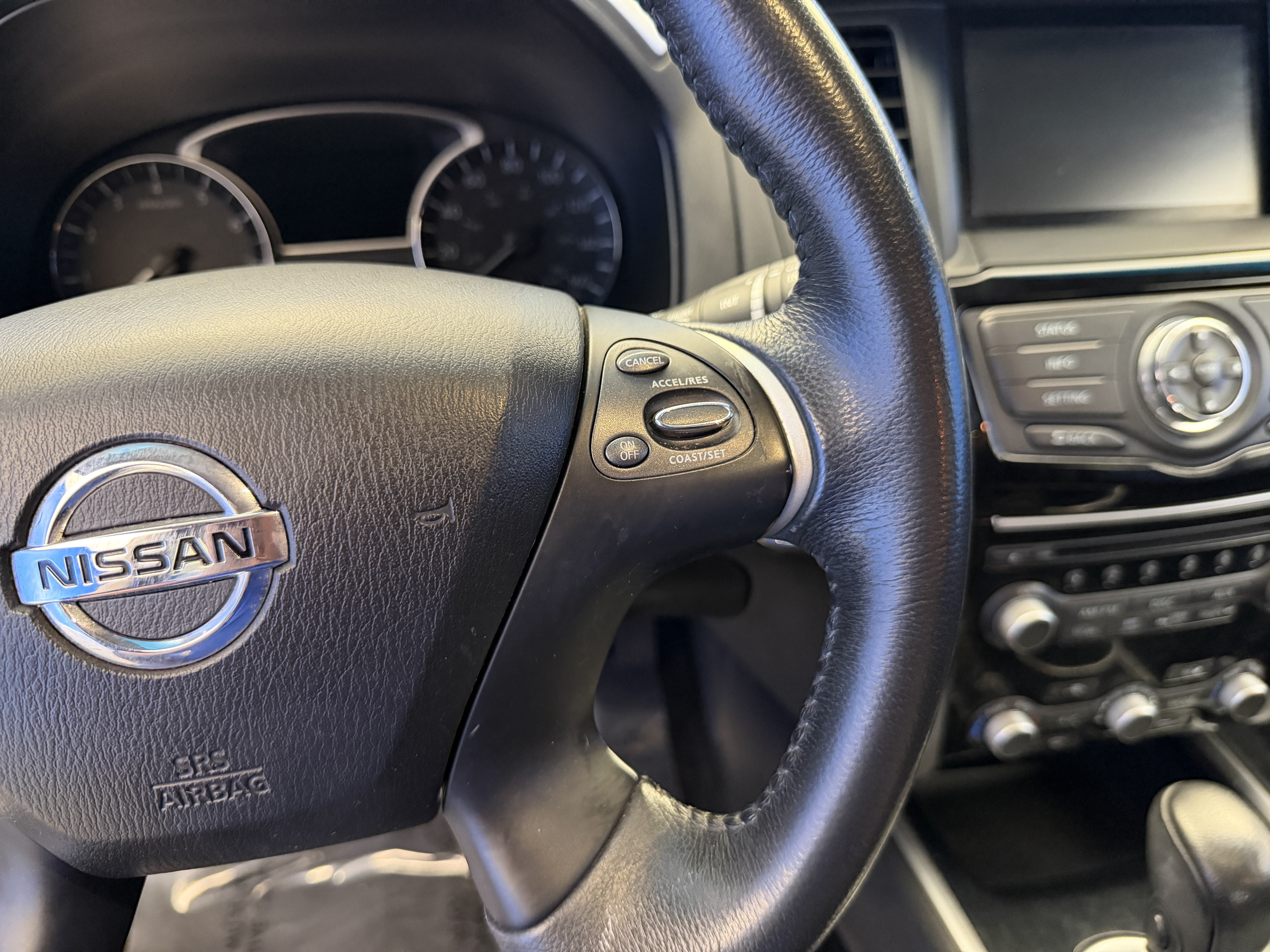 Used 2015 Nissan Pathfinder SV FWD image 16
