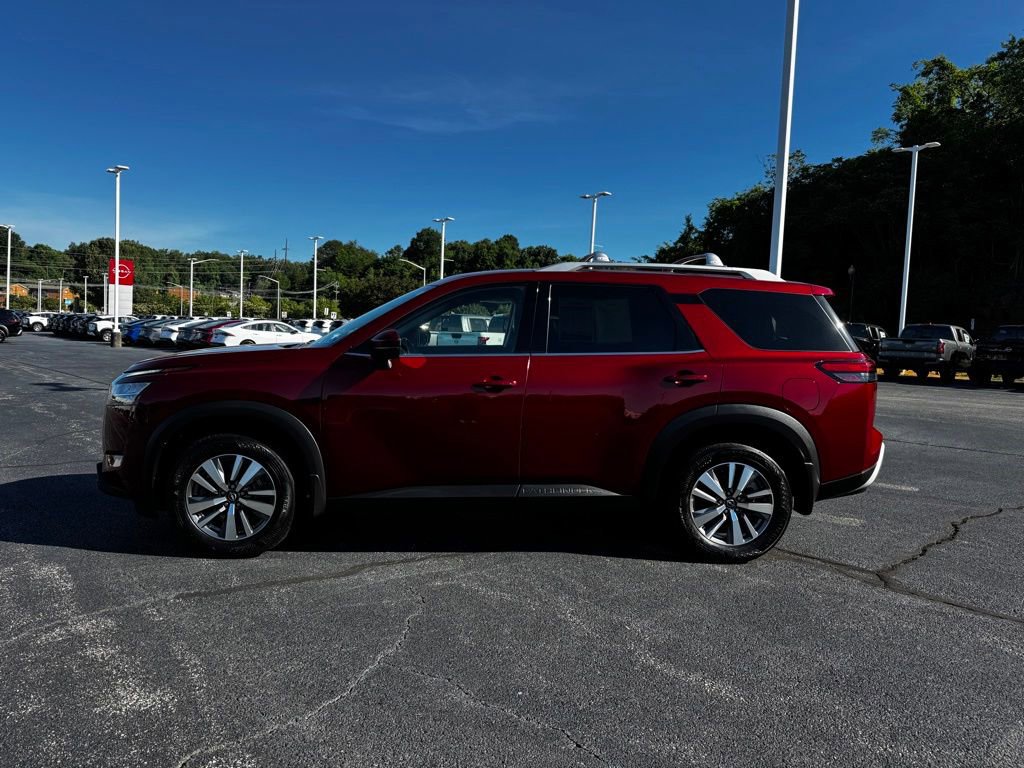 Used 2023 Nissan Pathfinder SL w/ Black Appearance Package AWD/4WD image 4