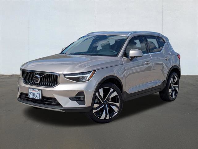 Used 2023 Volvo XC40 B5 Plus w/ Driver Assist Package AWD/4WD image 1