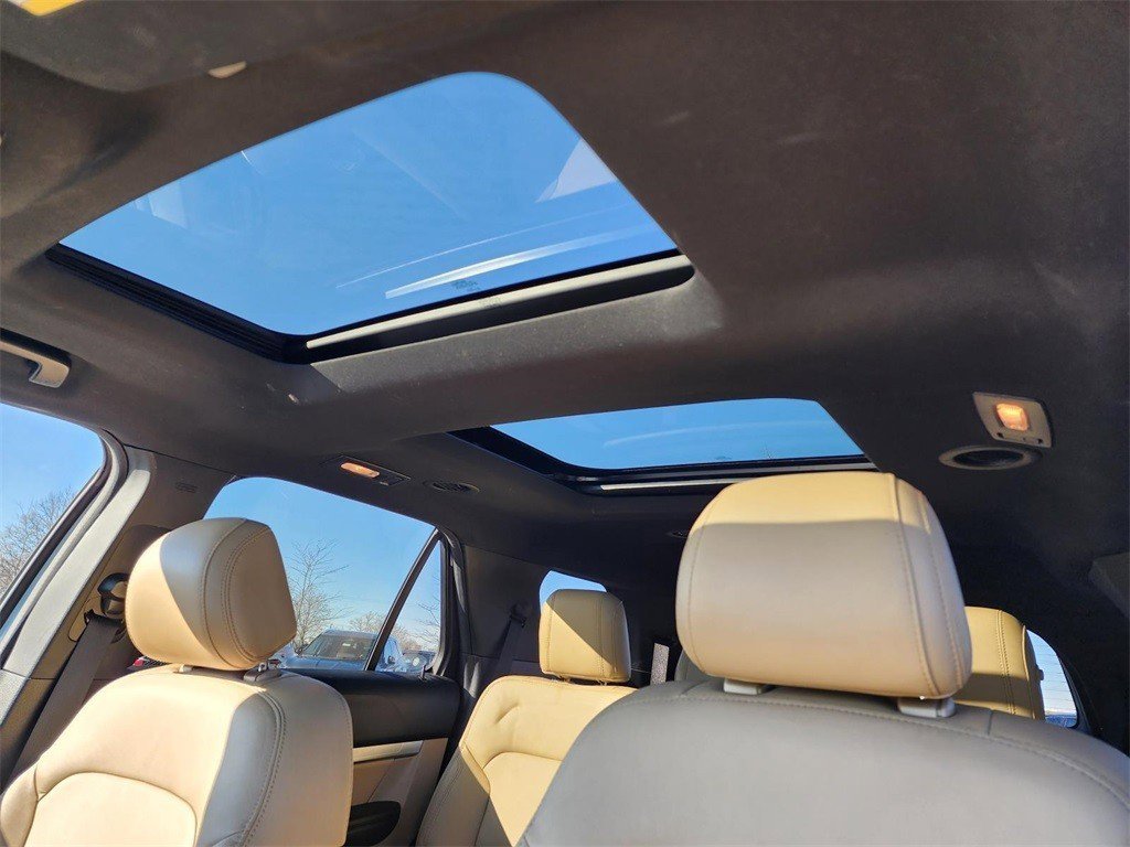 Used 2017 Ford Explorer XLT w/ Equipment Group 202A image 10