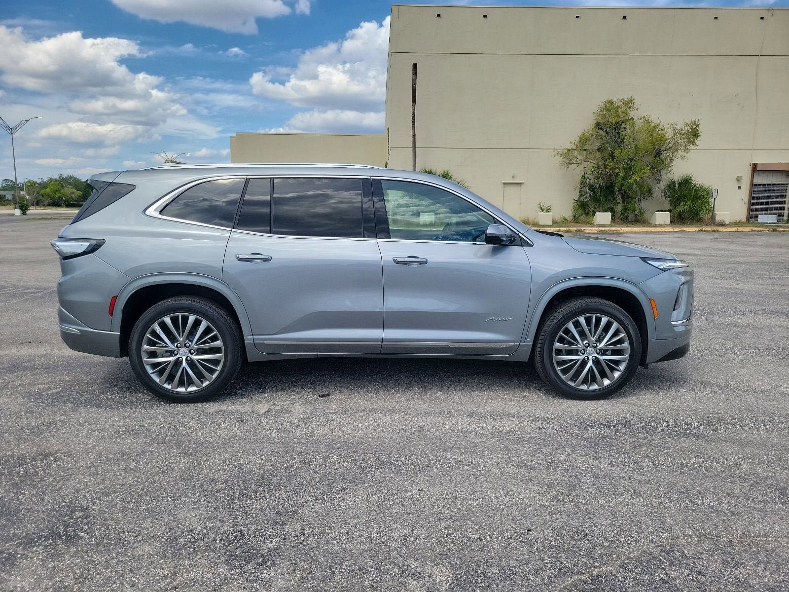 Used 2026 Buick Enclave Avenir FWD image 4