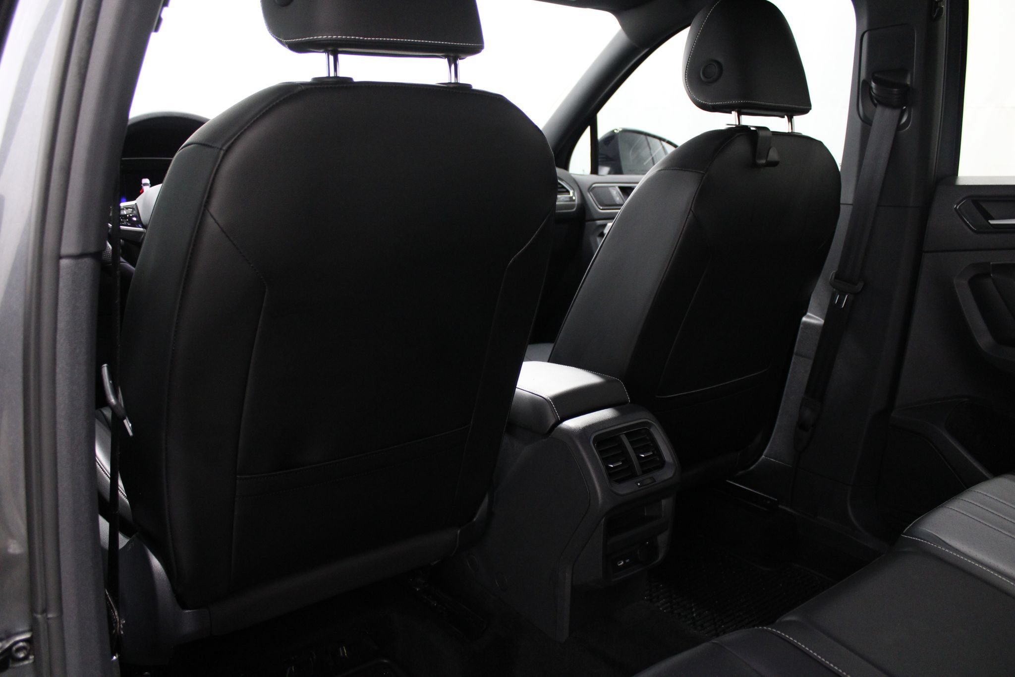 Used 2024 Volkswagen Tiguan SE R-Line AWD/4WD image 16