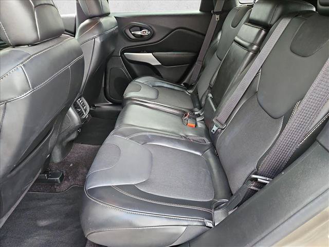 Used 2018 Jeep Cherokee Latitude Plus w/ Comfort/Convenience Group FWD image 18