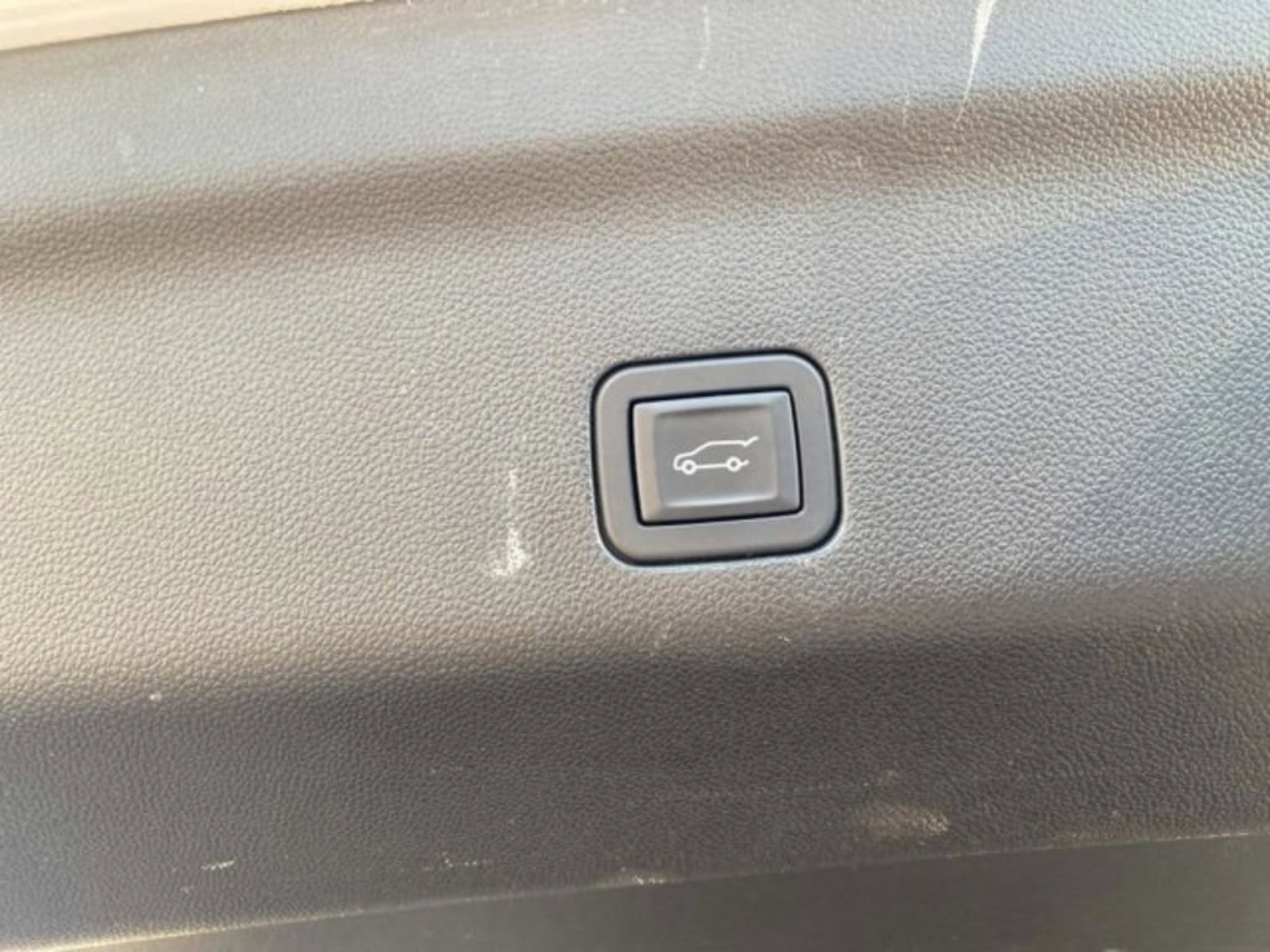 Used 2024 GMC Yukon XL Denali RWD image 32