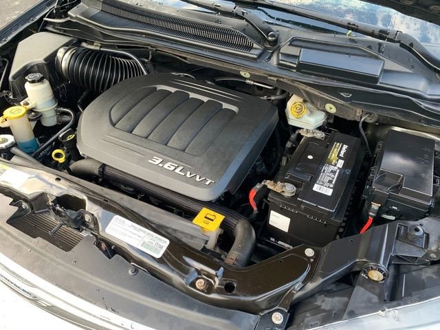 Used 2015 Chrysler Town & Country Touring FWD image 27