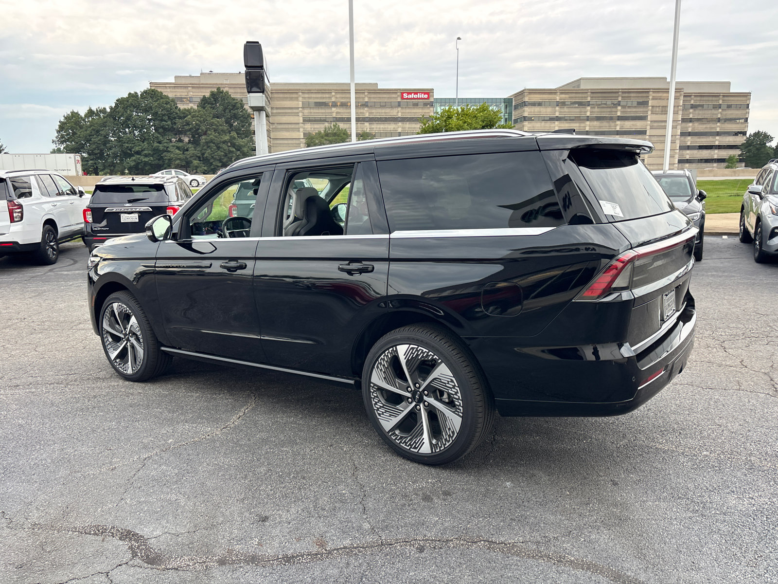 New 2027 Lincoln Navigator Black Label AWD/4WD image 5